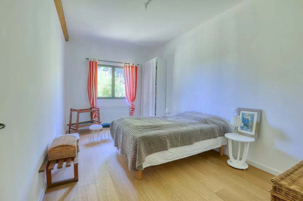 Maison familiale 7 pieces – 185 m² habitables sur 1 645 m² de terrain – MENERVAL